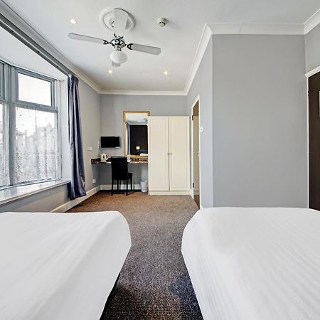 Oyo Bostons Manor Hotel, Hanwell London Гринфорд Экстерьер фото