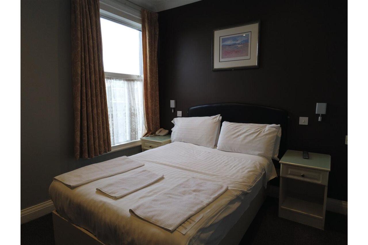 Oyo Bostons Manor Hotel, Hanwell London Гринфорд Экстерьер фото