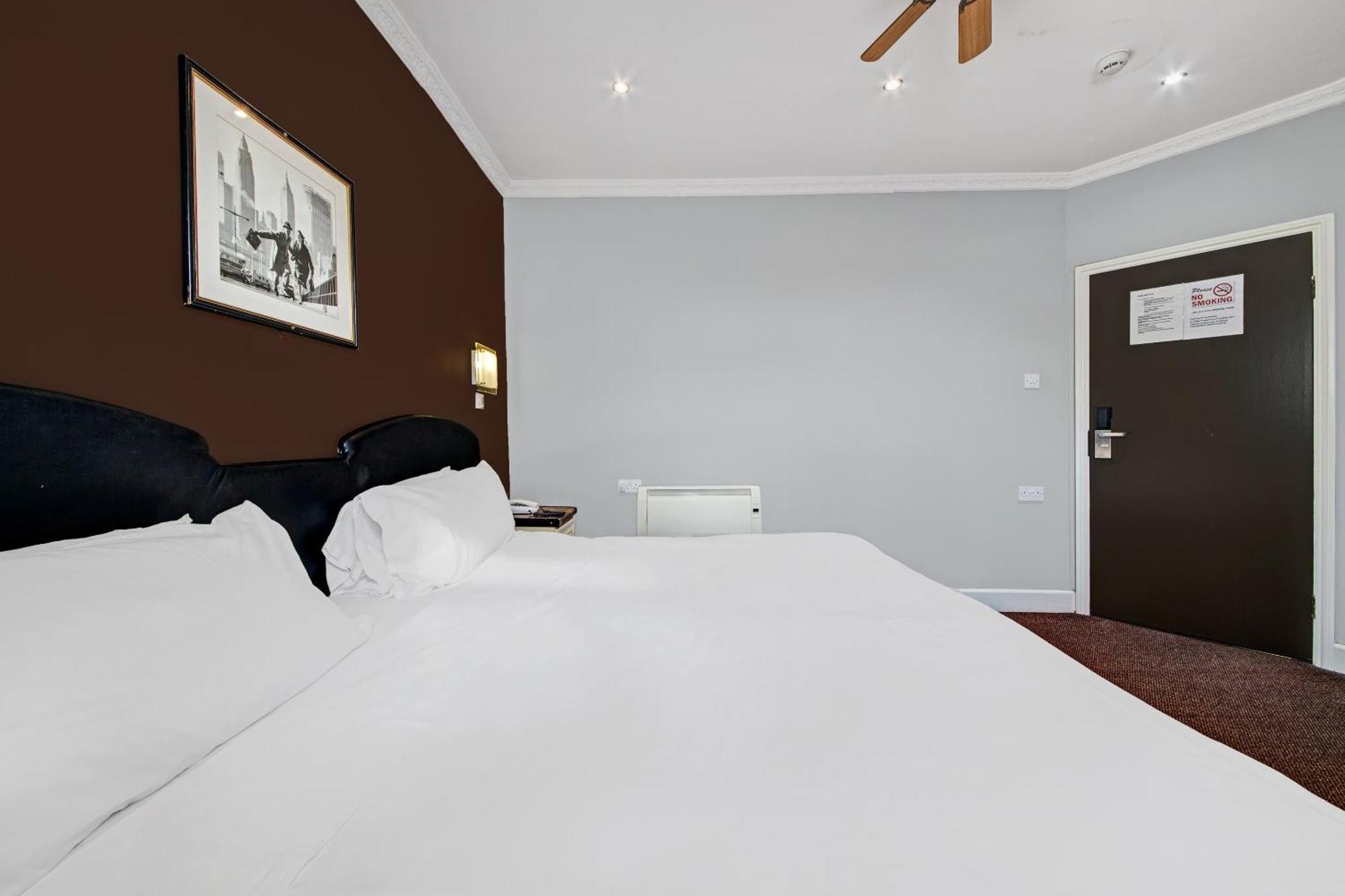 Oyo Bostons Manor Hotel, Hanwell London Гринфорд Экстерьер фото