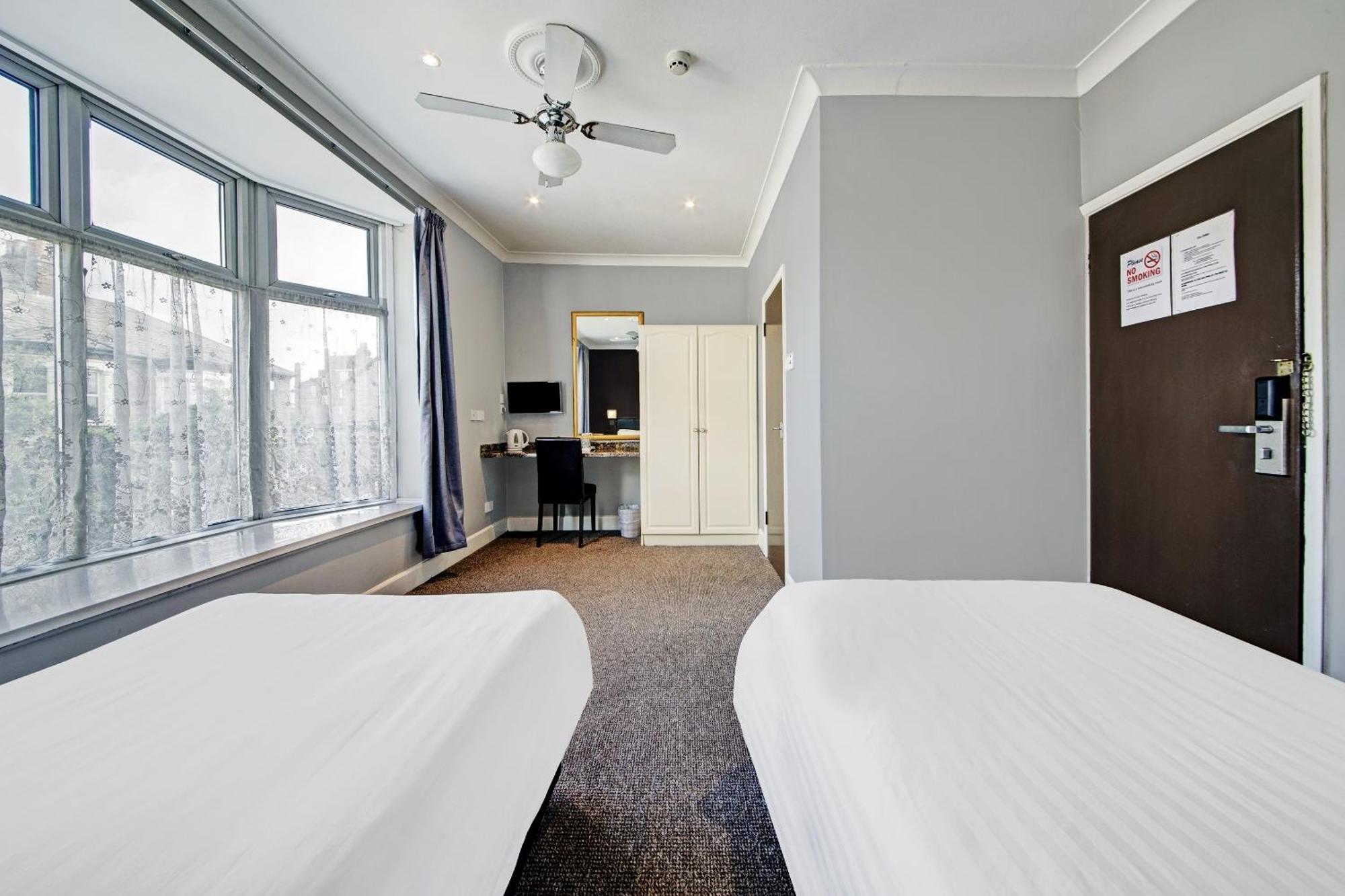 Oyo Bostons Manor Hotel, Hanwell London Гринфорд Экстерьер фото
