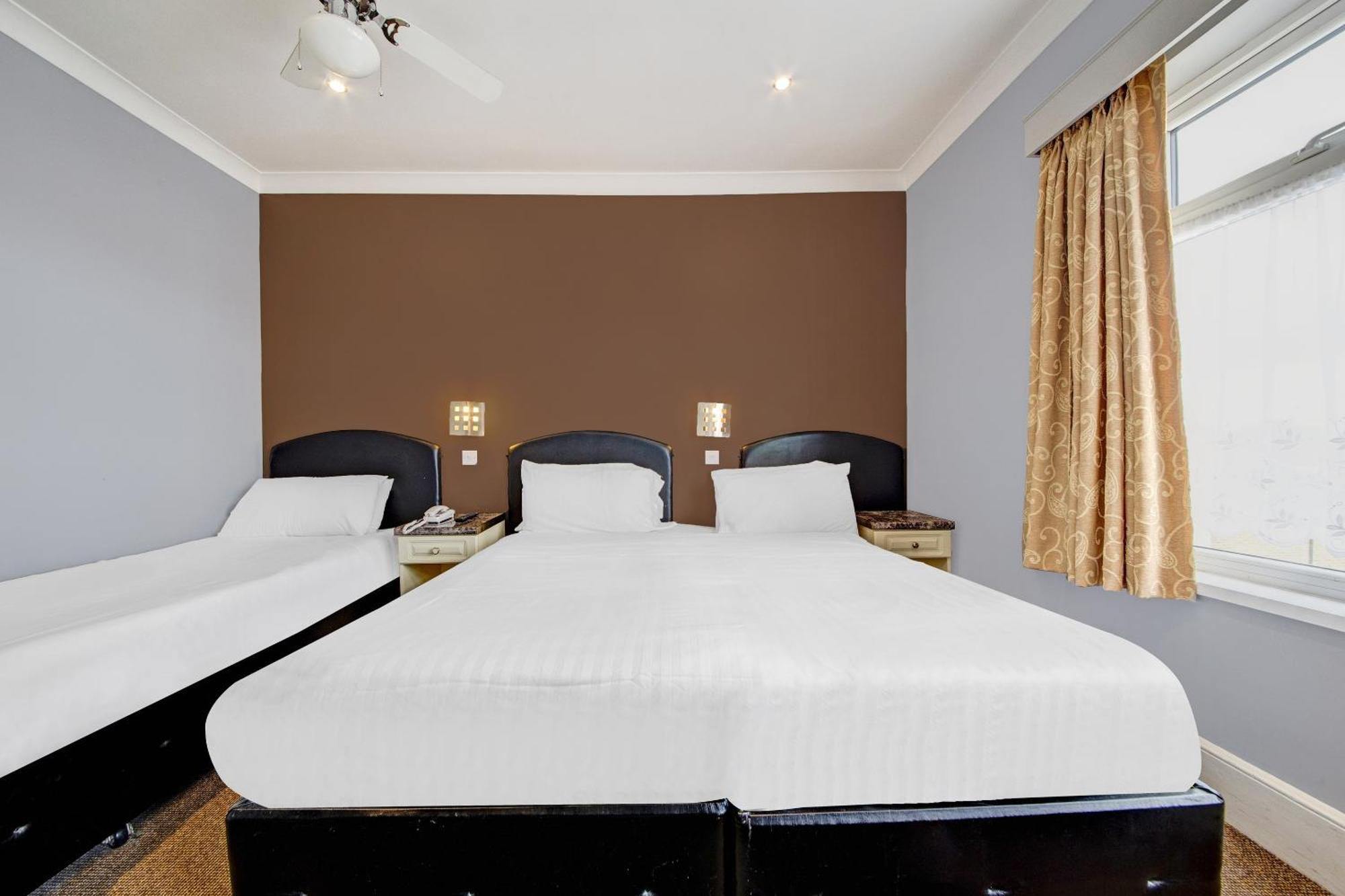 Oyo Bostons Manor Hotel, Hanwell London Гринфорд Экстерьер фото