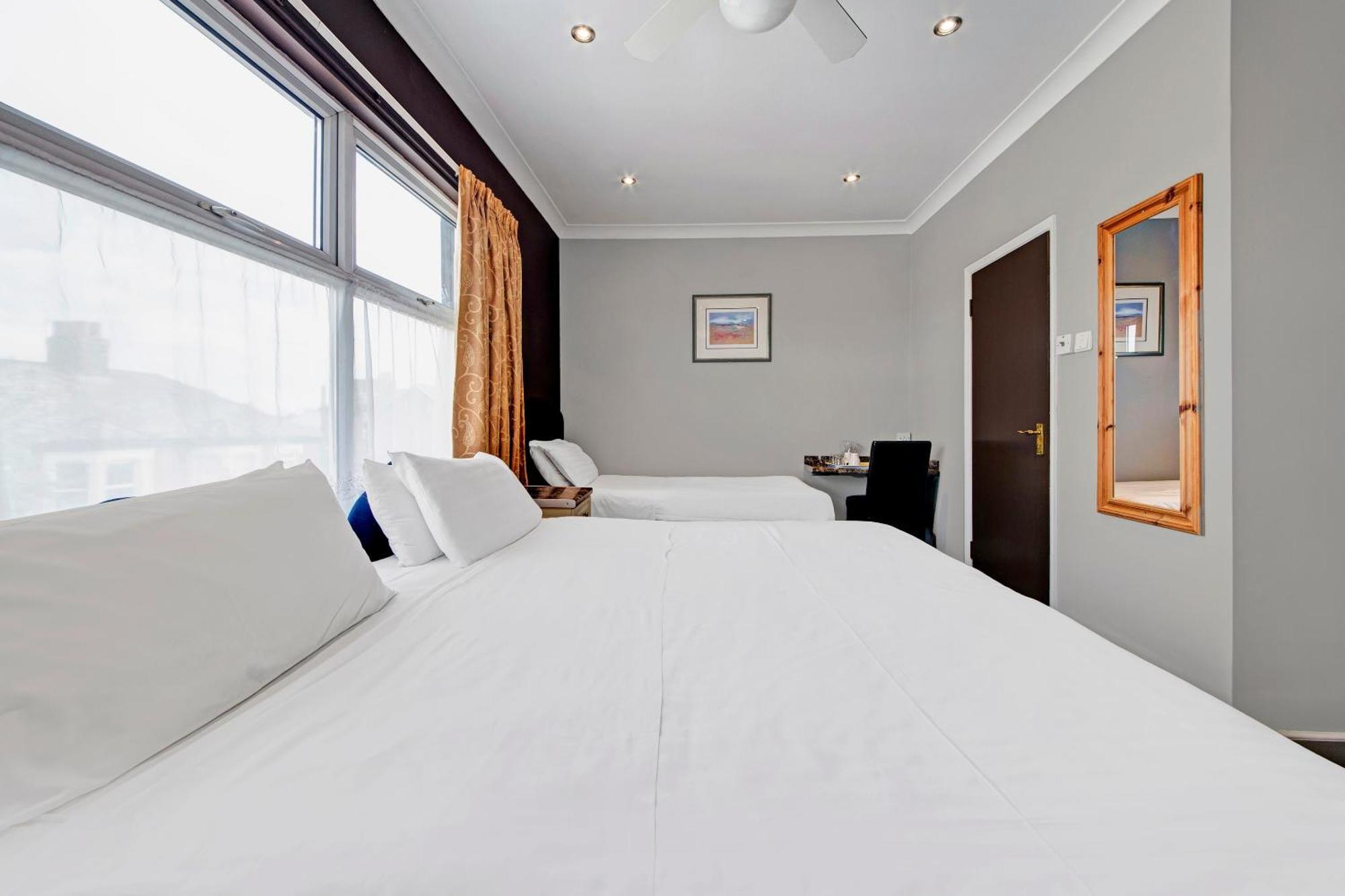 Oyo Bostons Manor Hotel, Hanwell London Гринфорд Экстерьер фото
