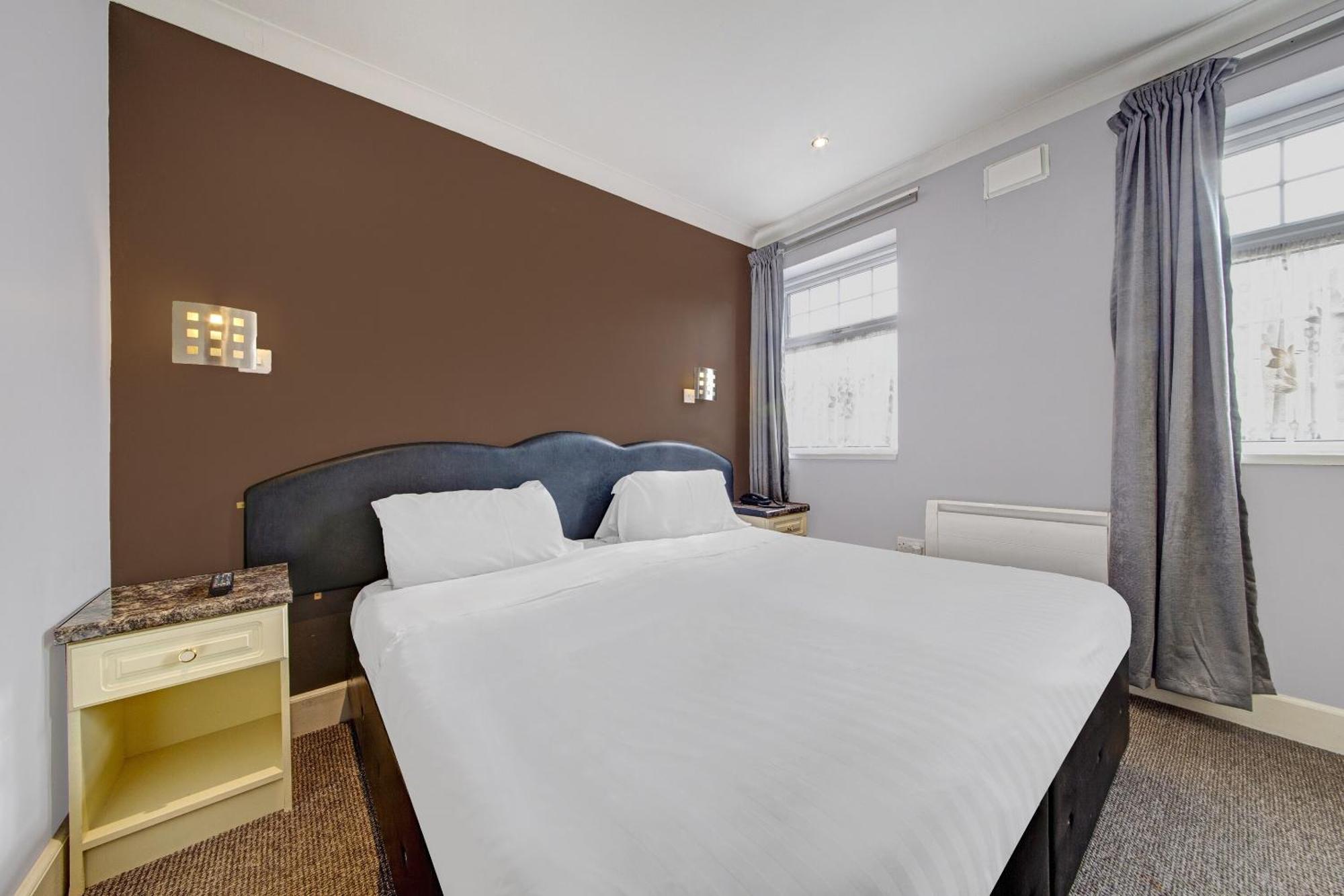 Oyo Bostons Manor Hotel, Hanwell London Гринфорд Экстерьер фото