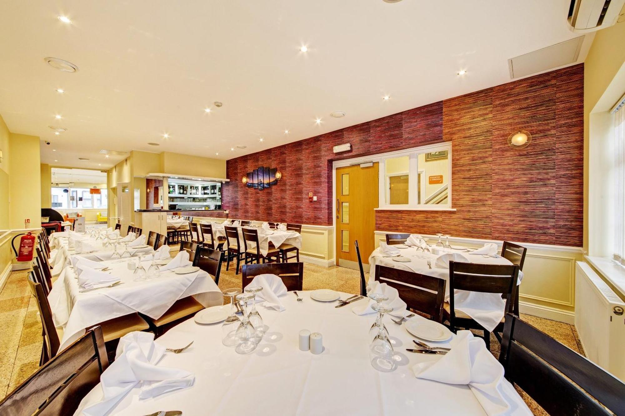 Oyo Bostons Manor Hotel, Hanwell London Гринфорд Экстерьер фото