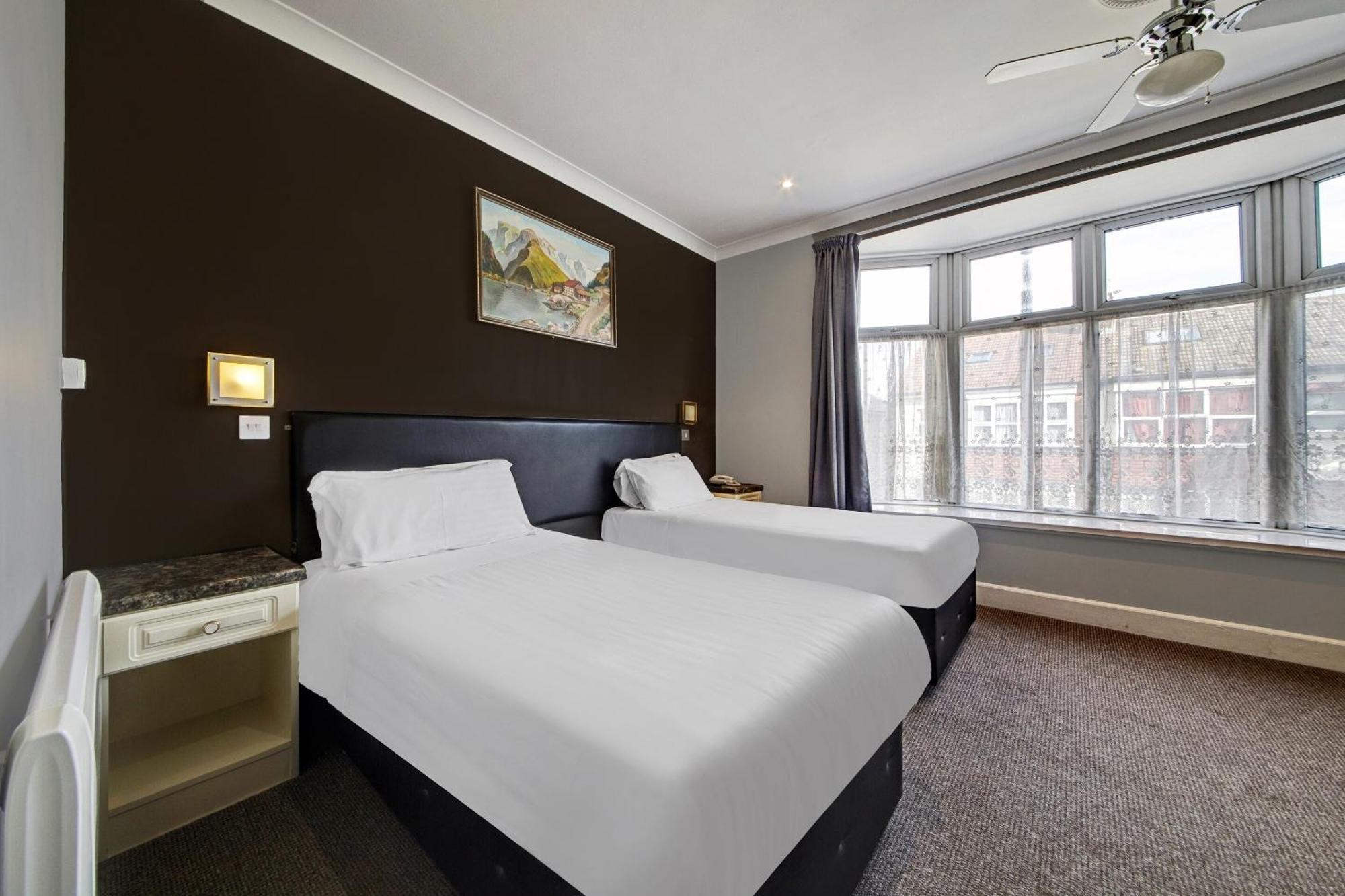 Oyo Bostons Manor Hotel, Hanwell London Гринфорд Экстерьер фото