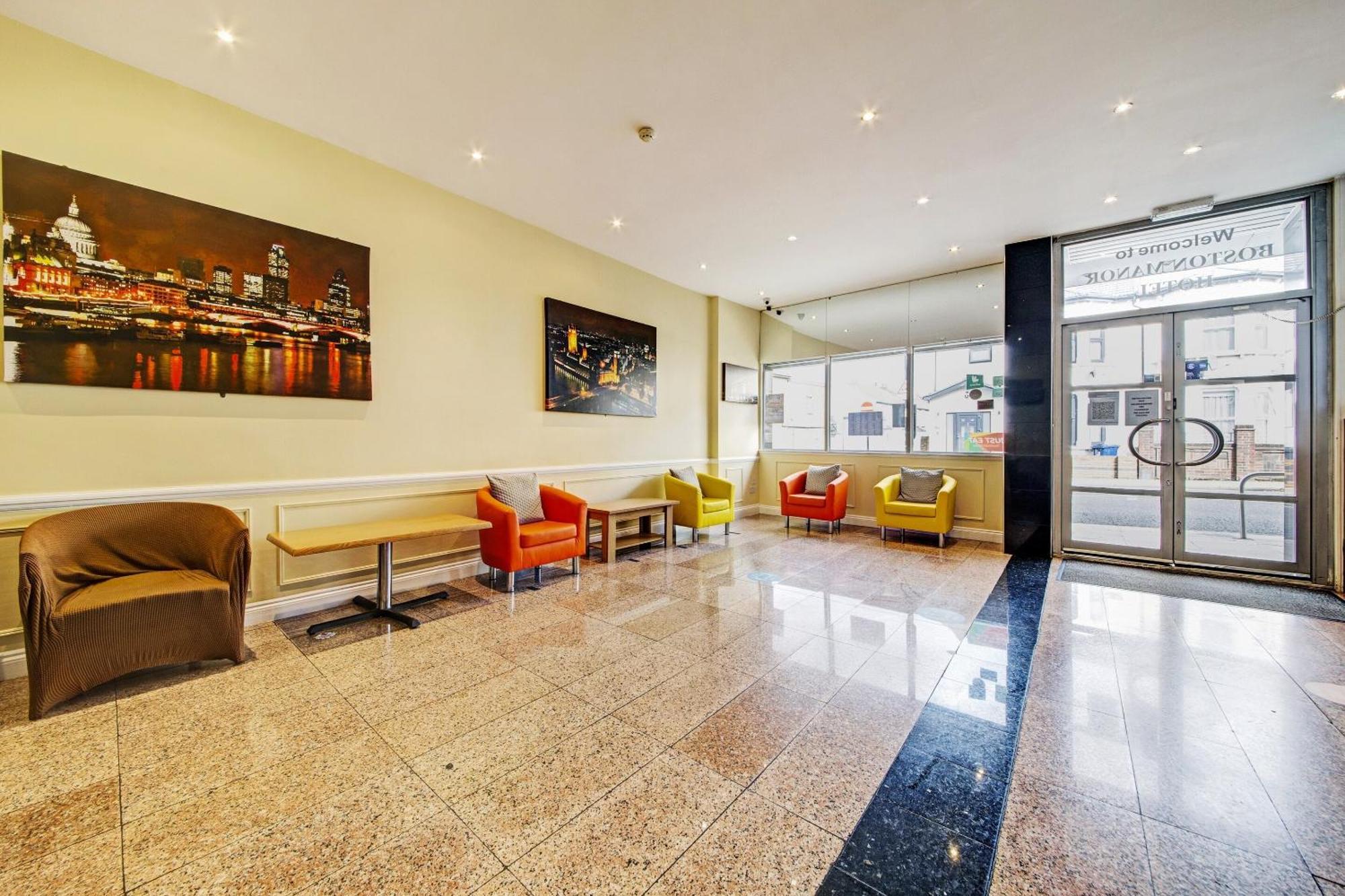 Oyo Bostons Manor Hotel, Hanwell London Гринфорд Экстерьер фото