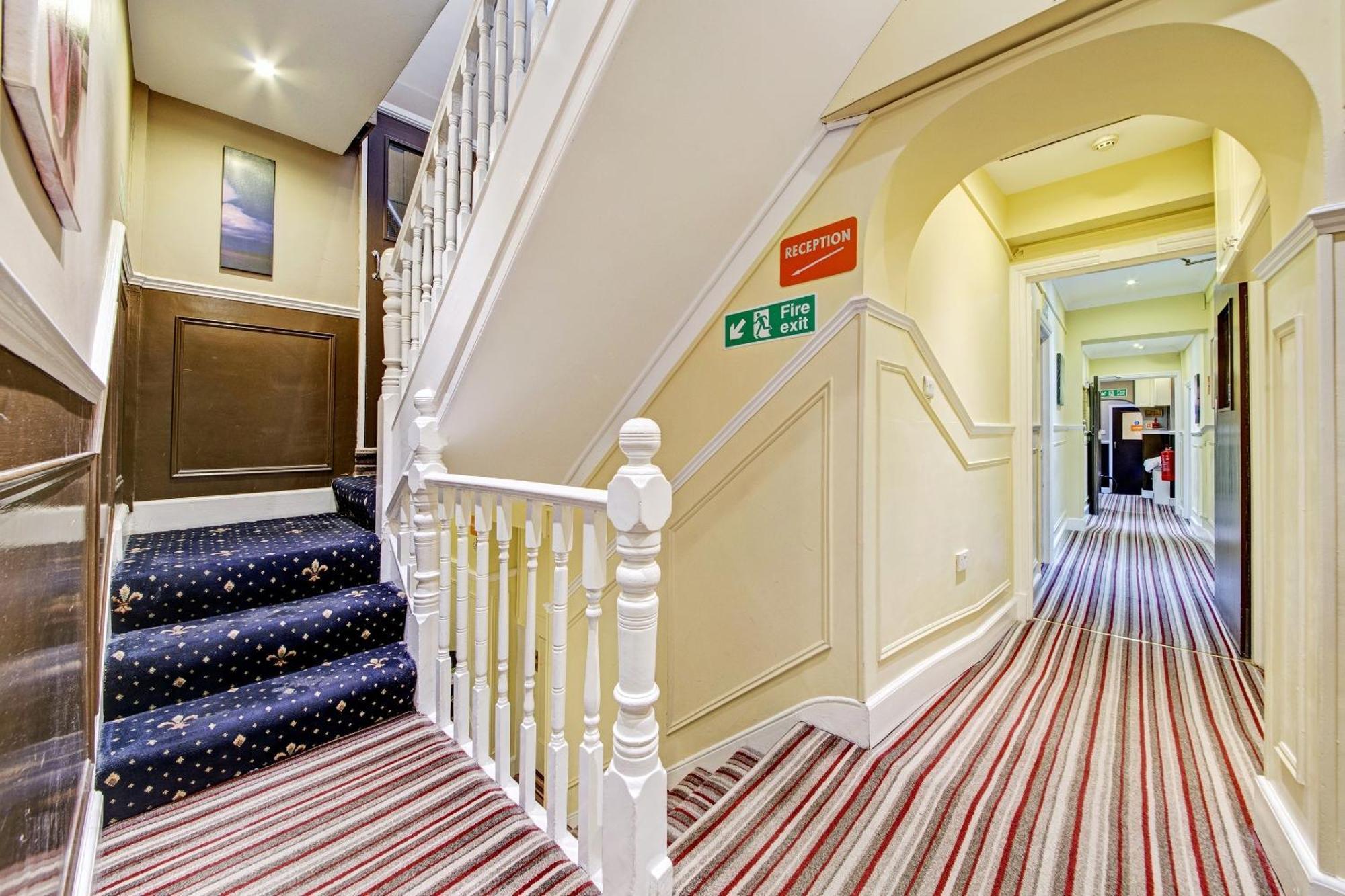 Oyo Bostons Manor Hotel, Hanwell London Гринфорд Экстерьер фото
