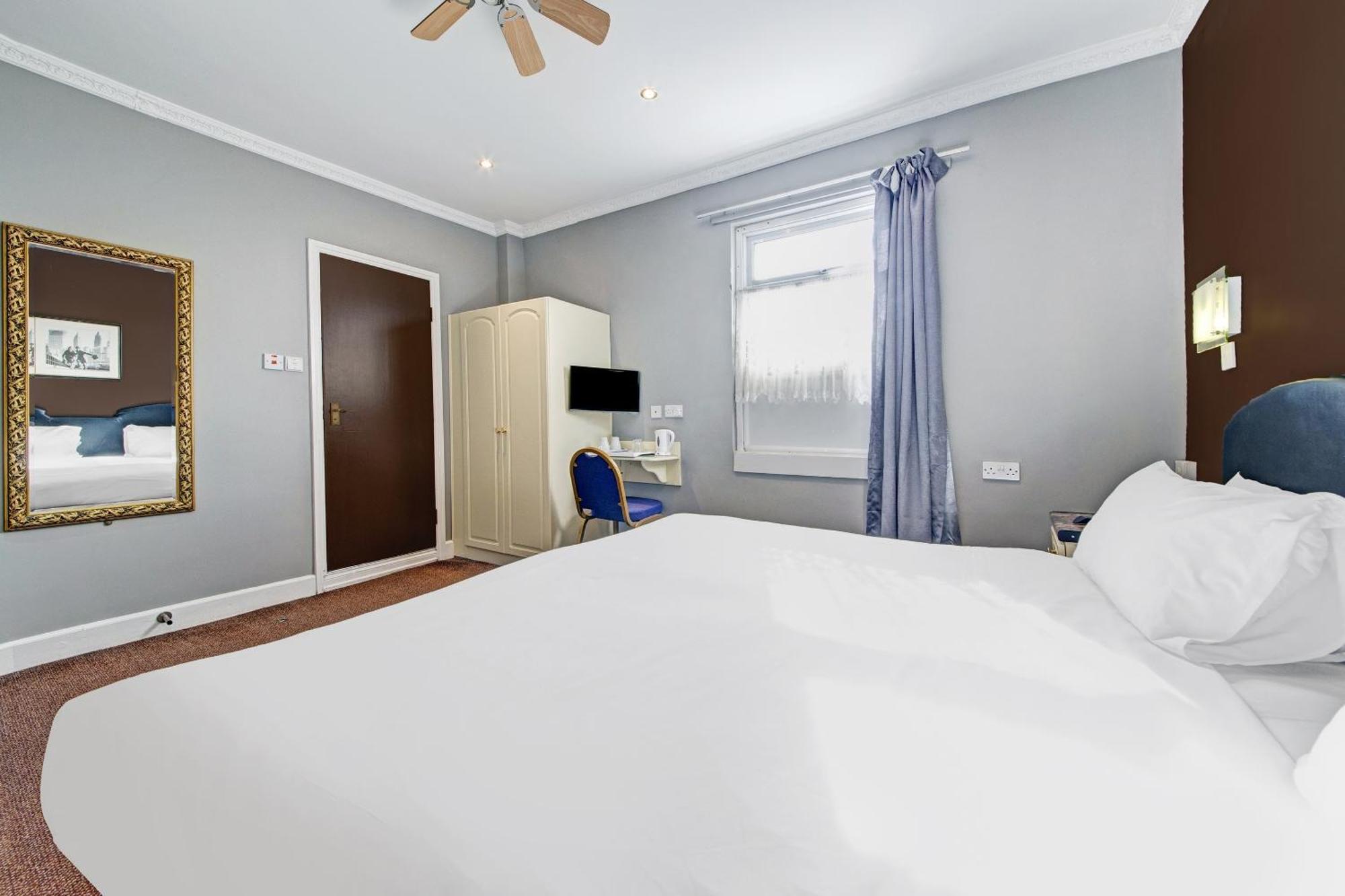 Oyo Bostons Manor Hotel, Hanwell London Гринфорд Экстерьер фото