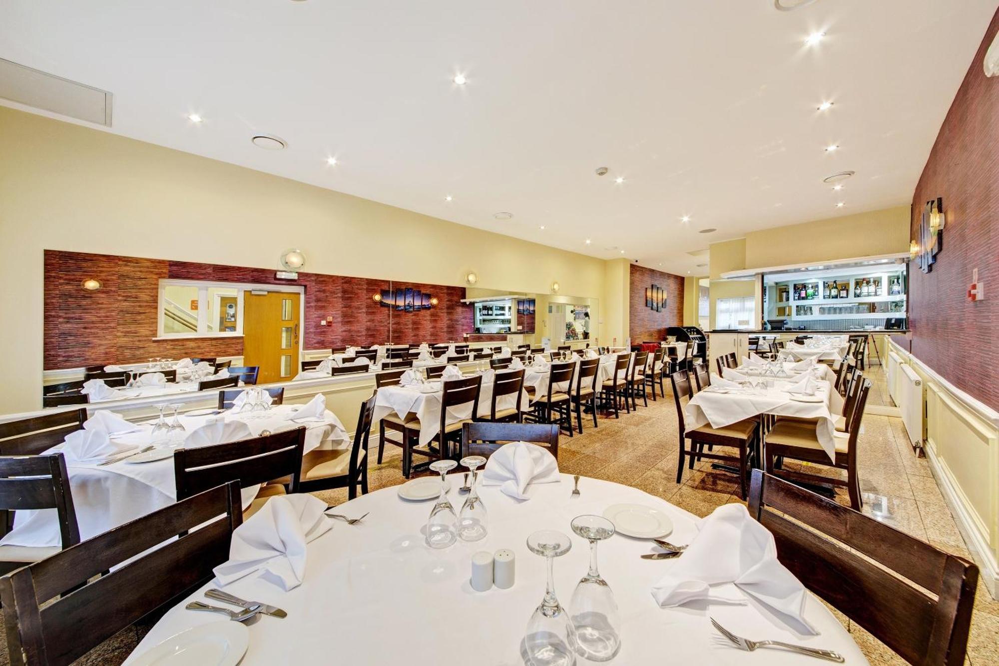 Oyo Bostons Manor Hotel, Hanwell London Гринфорд Экстерьер фото
