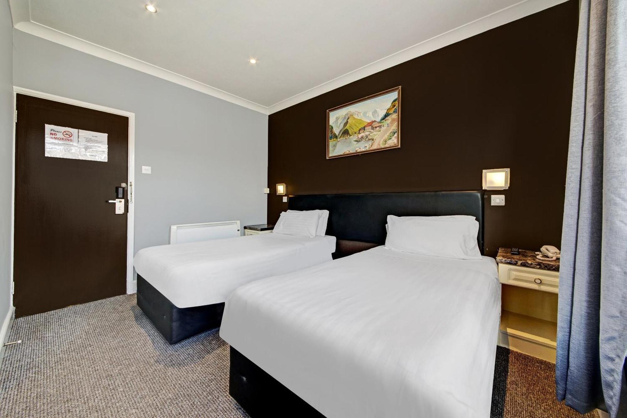 Oyo Bostons Manor Hotel, Hanwell London Гринфорд Экстерьер фото