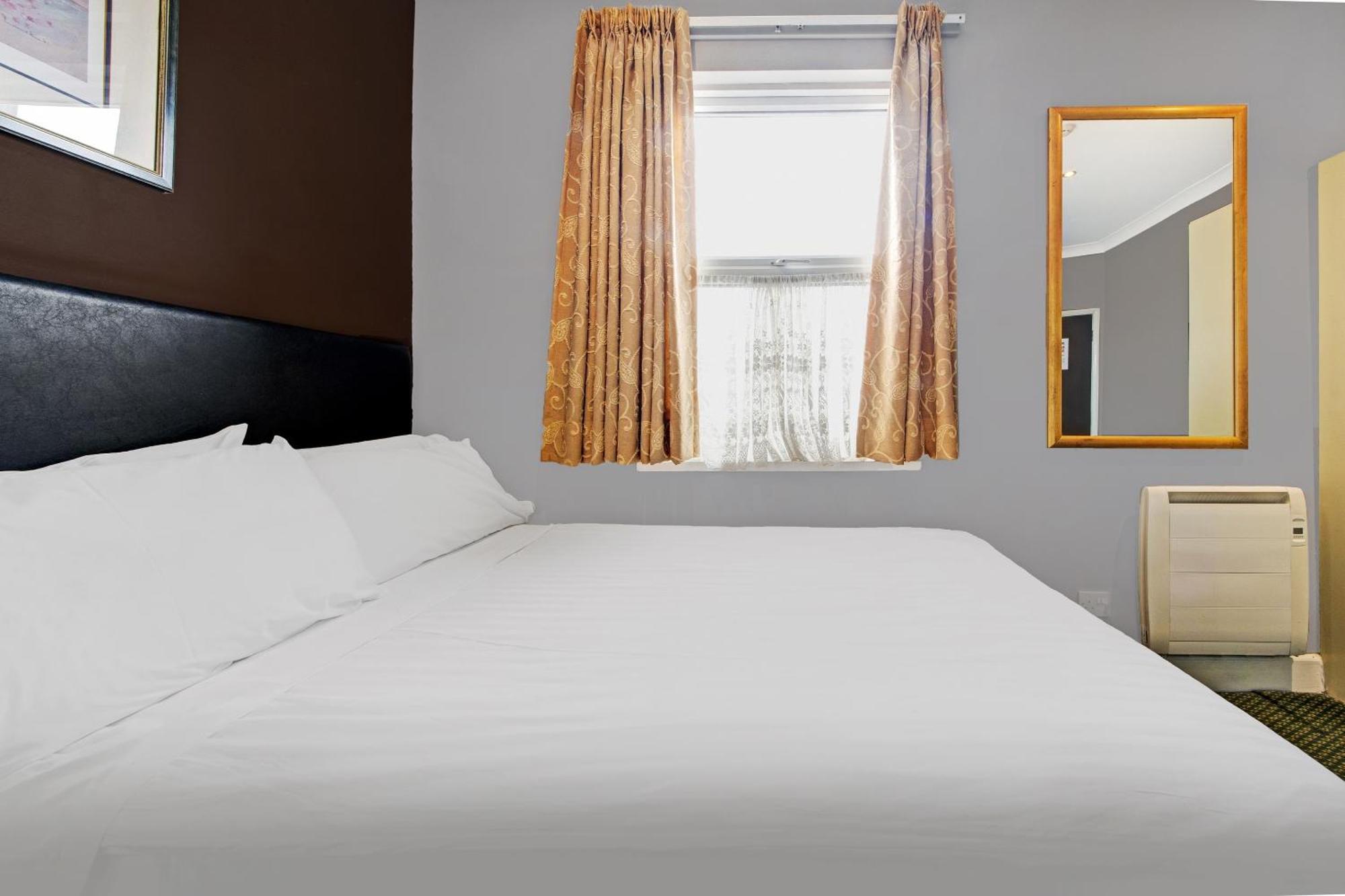 Oyo Bostons Manor Hotel, Hanwell London Гринфорд Экстерьер фото