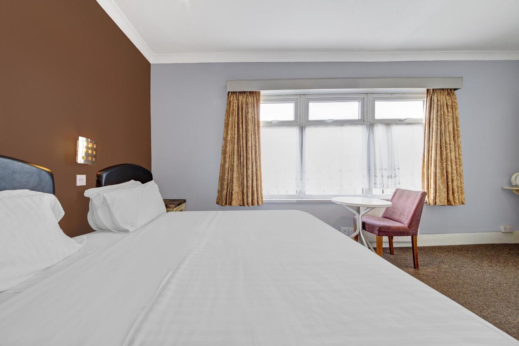 Oyo Bostons Manor Hotel, Hanwell London Гринфорд Экстерьер фото