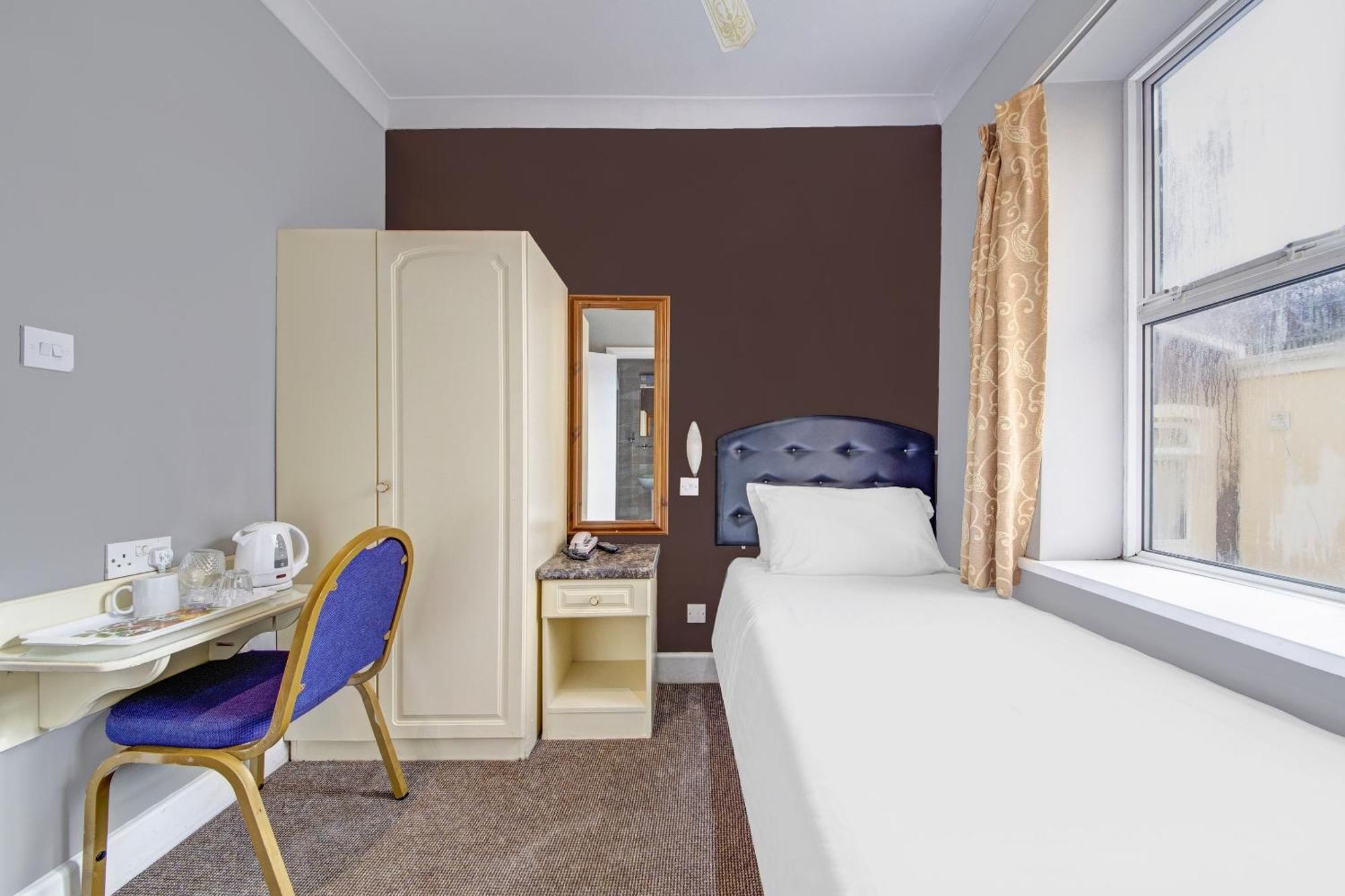 Oyo Bostons Manor Hotel, Hanwell London Гринфорд Экстерьер фото