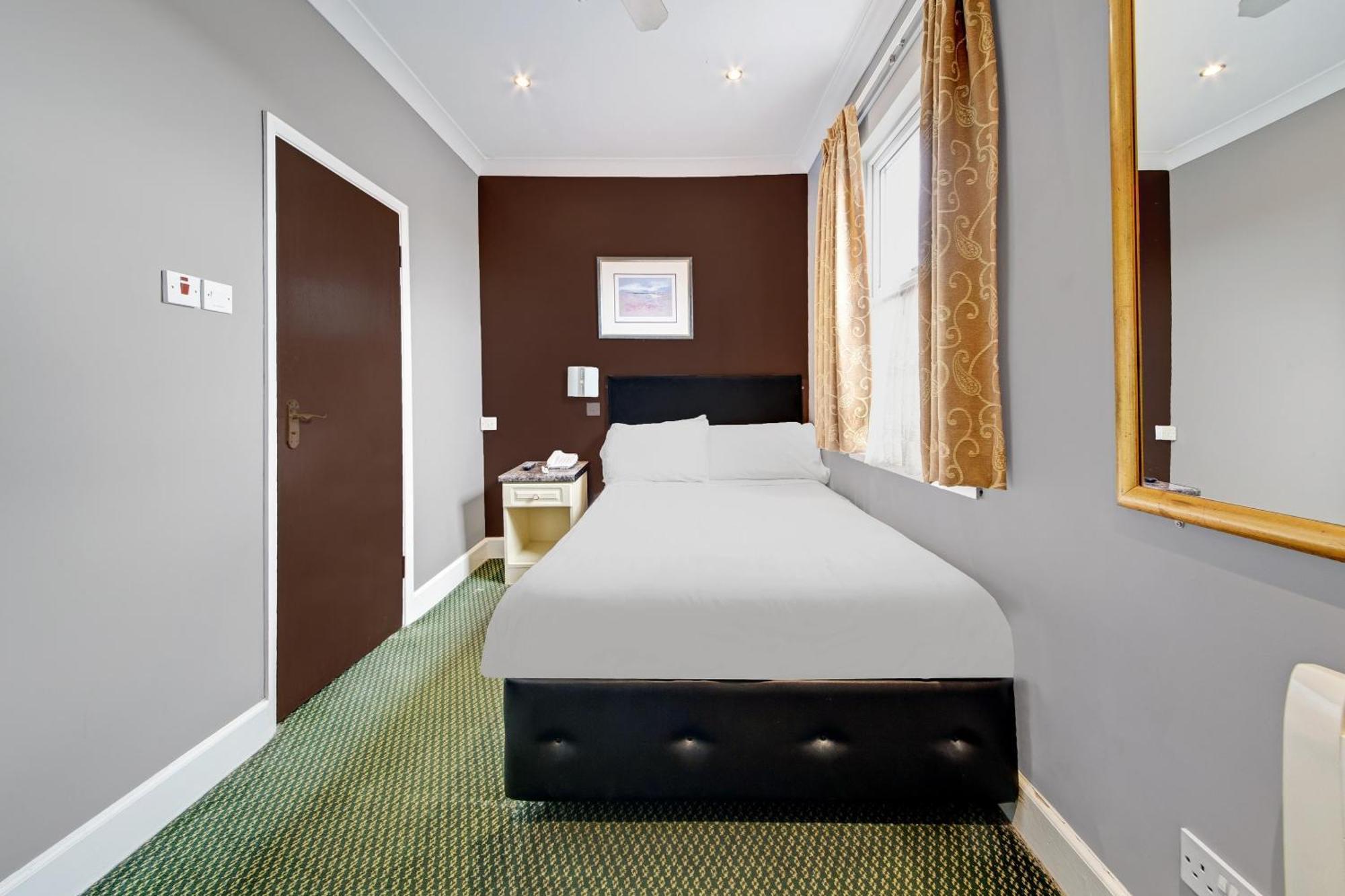 Oyo Bostons Manor Hotel, Hanwell London Гринфорд Экстерьер фото