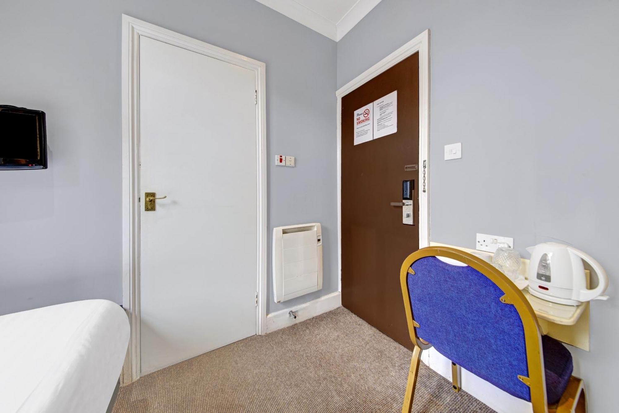 Oyo Bostons Manor Hotel, Hanwell London Гринфорд Экстерьер фото
