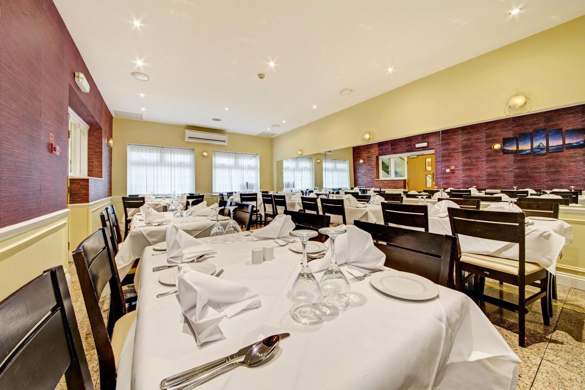 Oyo Bostons Manor Hotel, Hanwell London Гринфорд Экстерьер фото