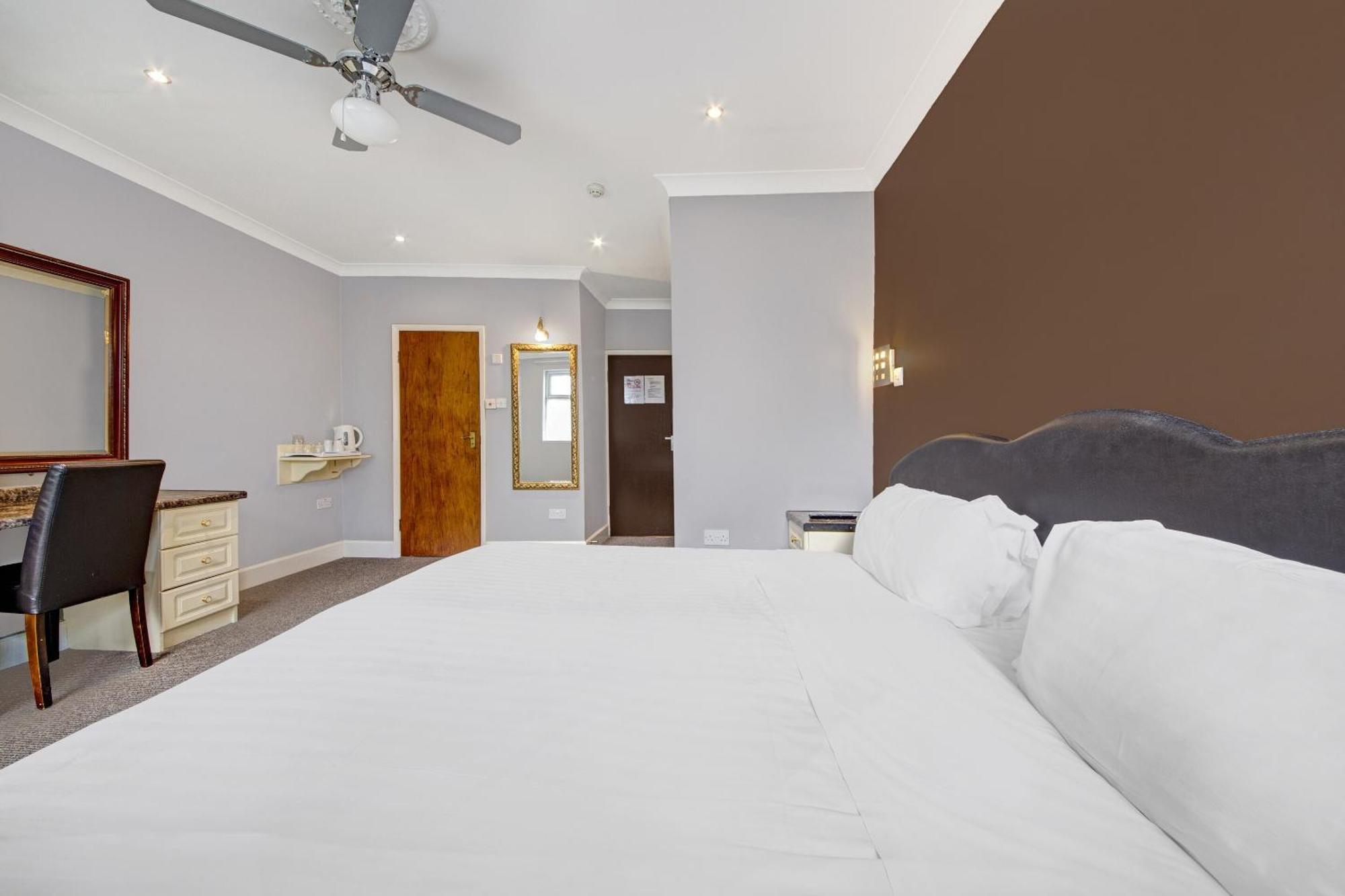 Oyo Bostons Manor Hotel, Hanwell London Гринфорд Экстерьер фото