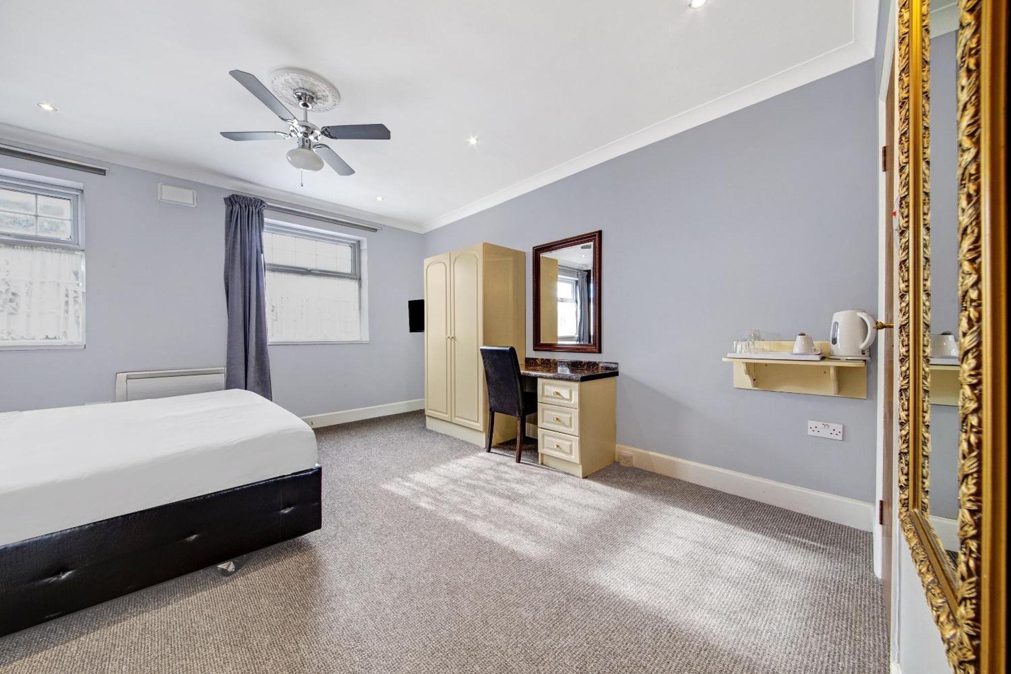 Oyo Bostons Manor Hotel, Hanwell London Гринфорд Экстерьер фото