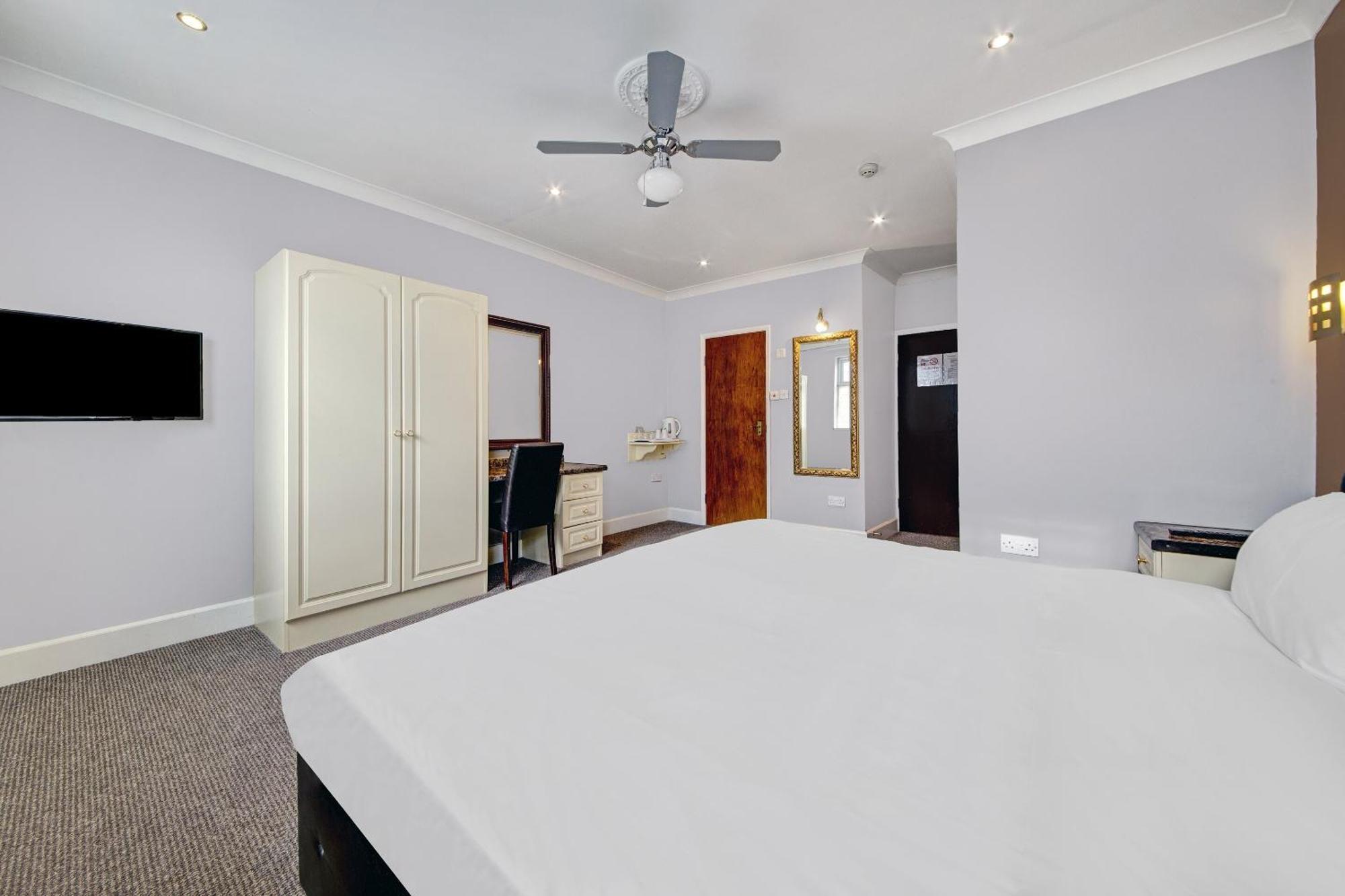 Oyo Bostons Manor Hotel, Hanwell London Гринфорд Экстерьер фото