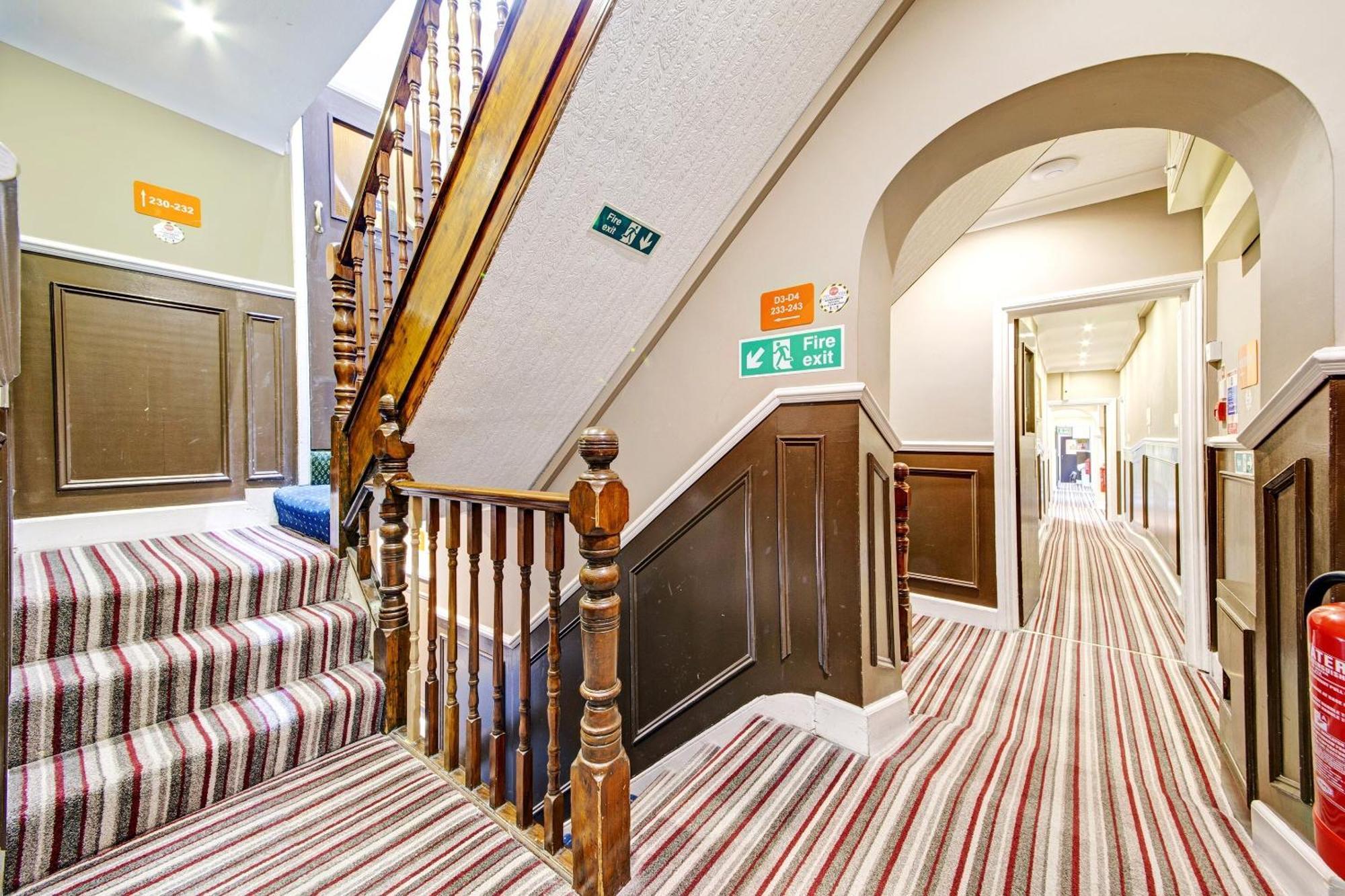 Oyo Bostons Manor Hotel, Hanwell London Гринфорд Экстерьер фото