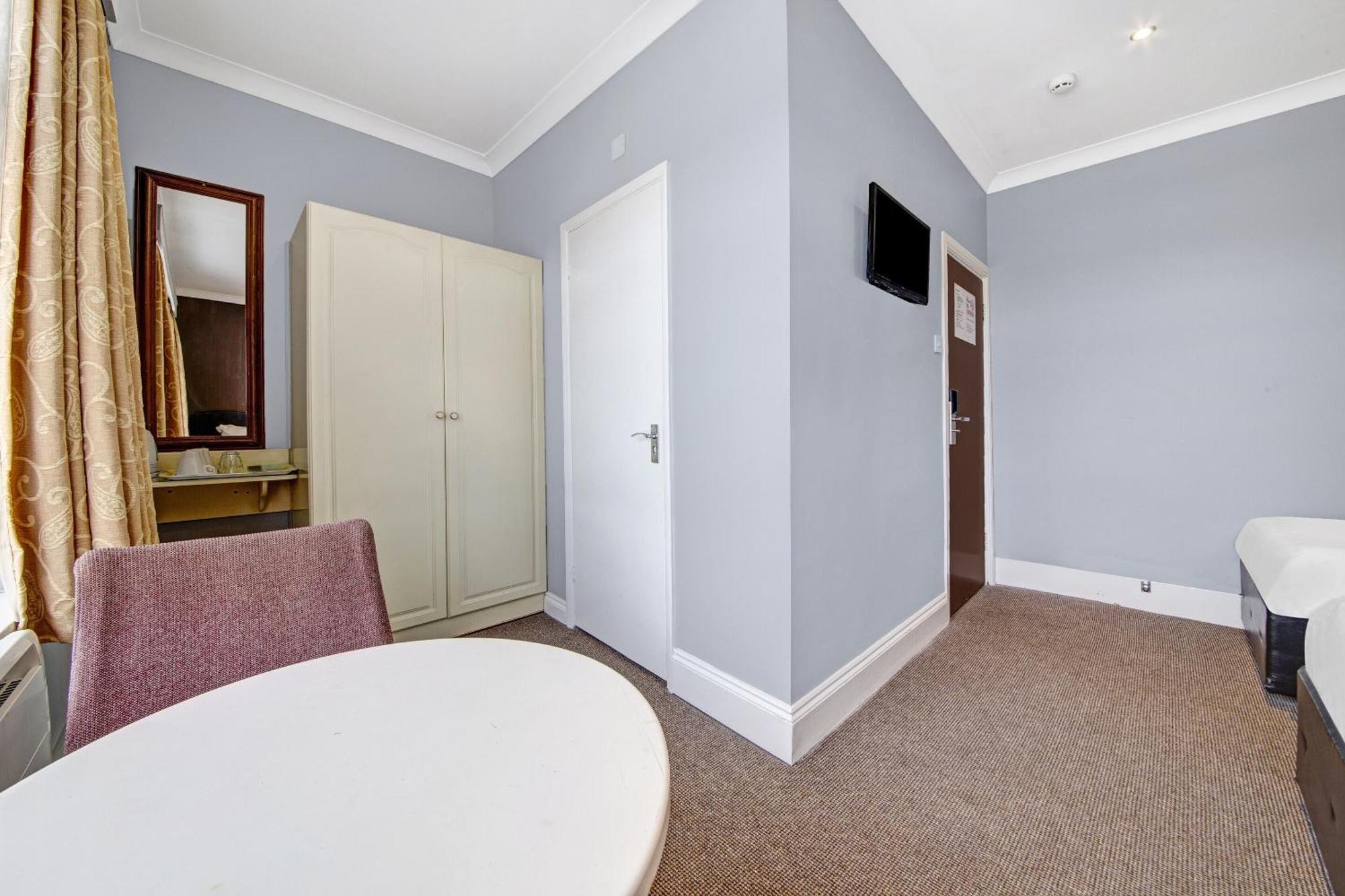Oyo Bostons Manor Hotel, Hanwell London Гринфорд Экстерьер фото