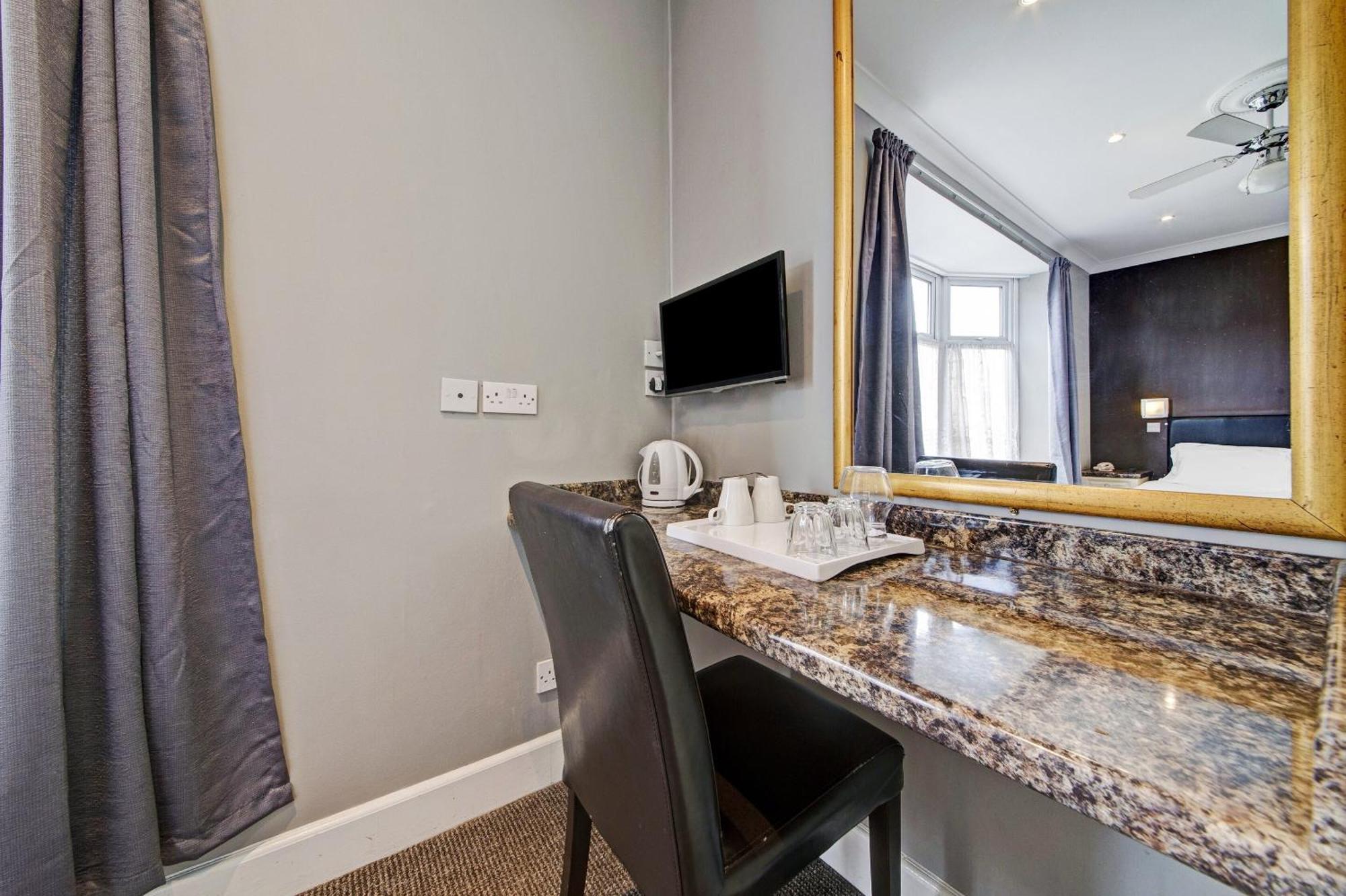 Oyo Bostons Manor Hotel, Hanwell London Гринфорд Экстерьер фото