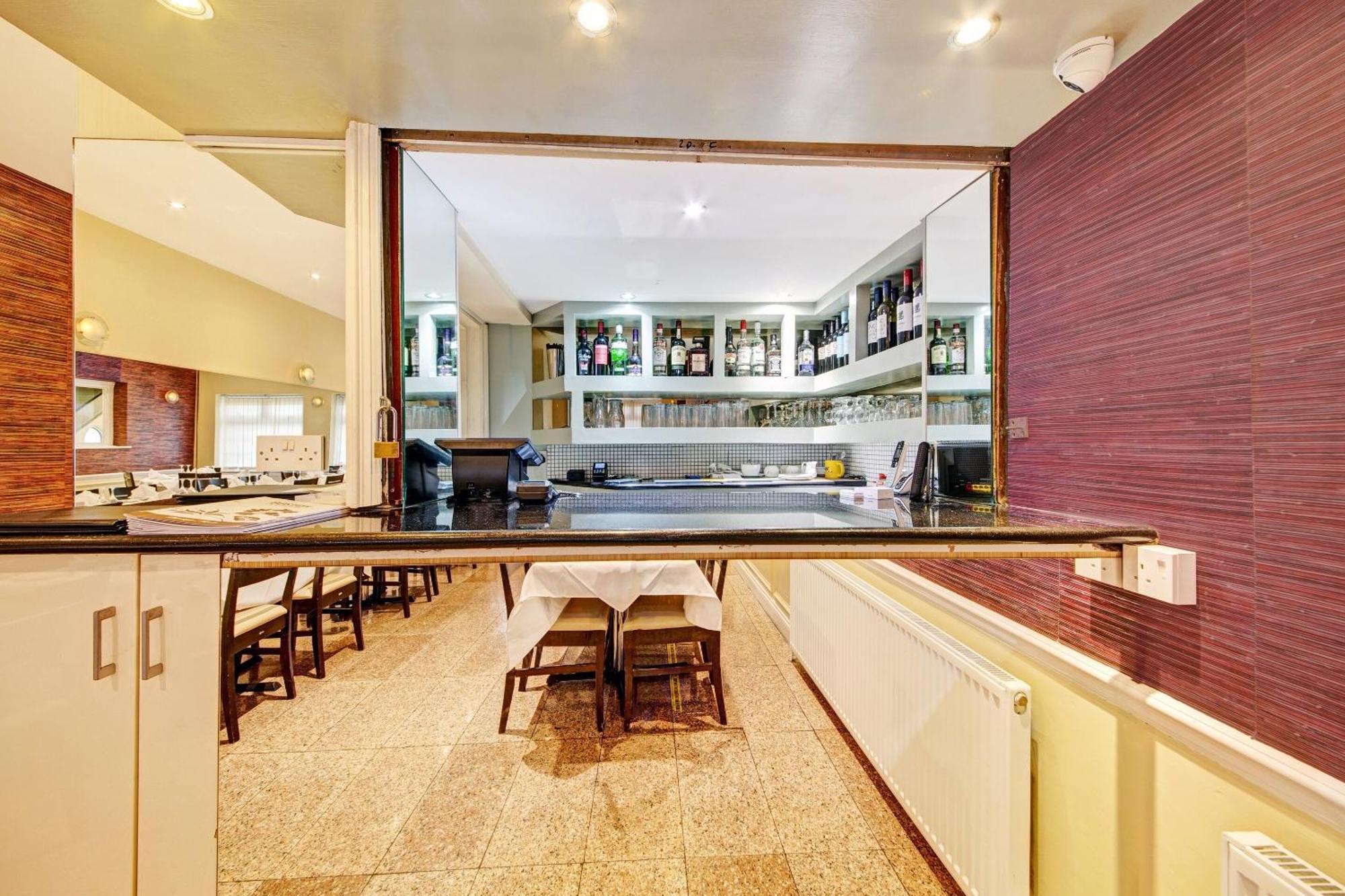 Oyo Bostons Manor Hotel, Hanwell London Гринфорд Экстерьер фото
