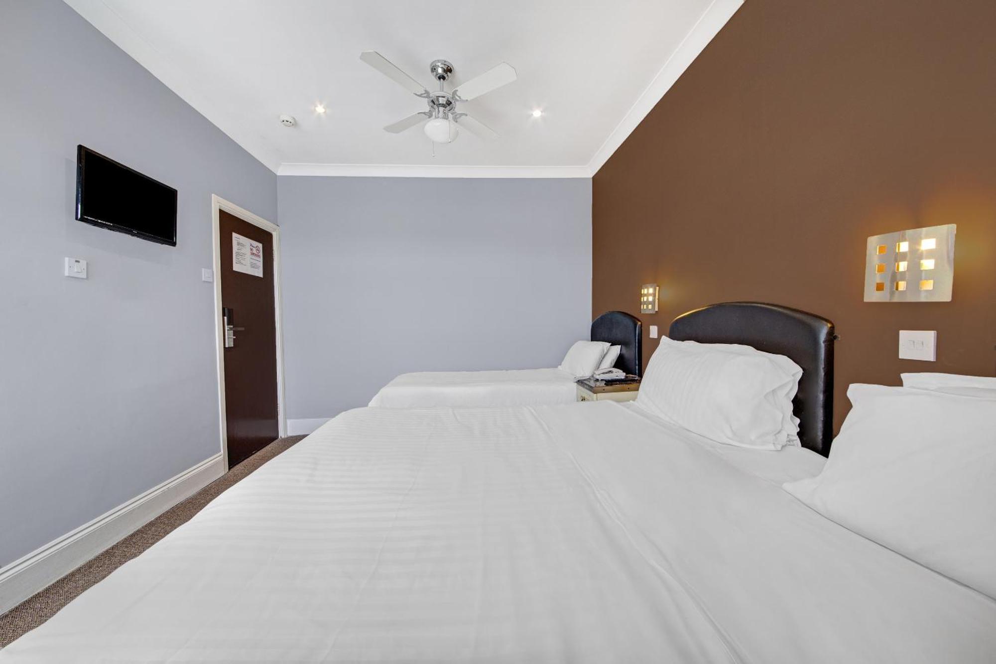 Oyo Bostons Manor Hotel, Hanwell London Гринфорд Экстерьер фото