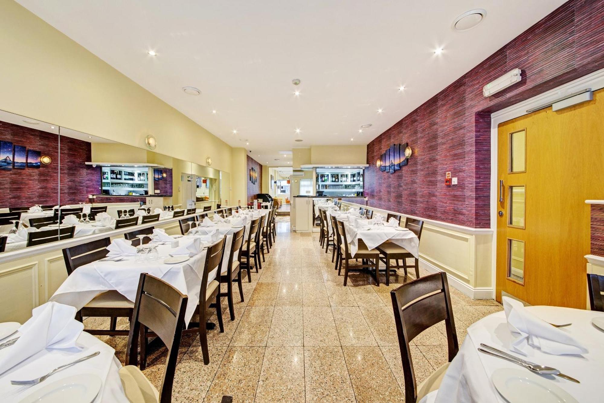 Oyo Bostons Manor Hotel, Hanwell London Гринфорд Экстерьер фото