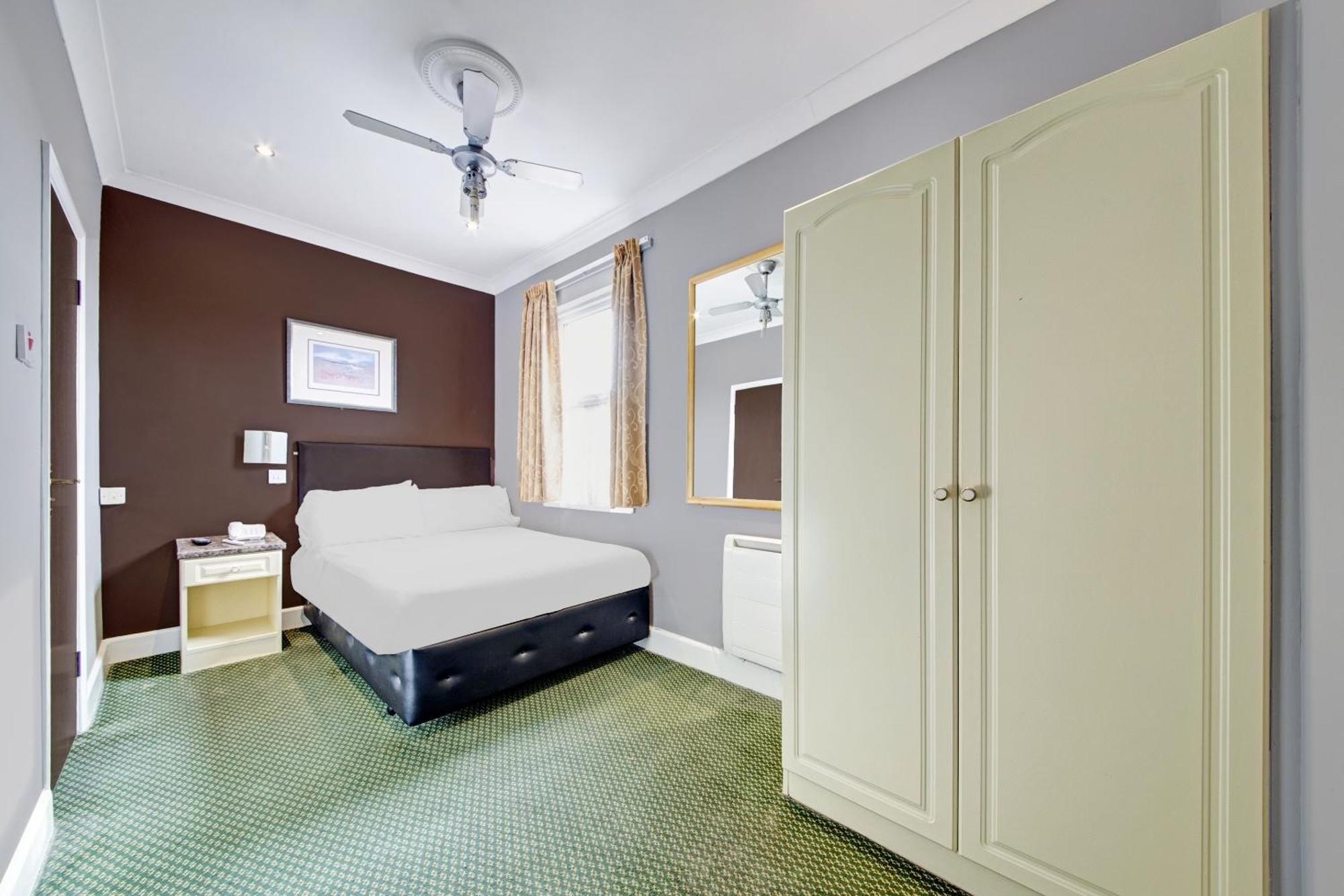 Oyo Bostons Manor Hotel, Hanwell London Гринфорд Экстерьер фото