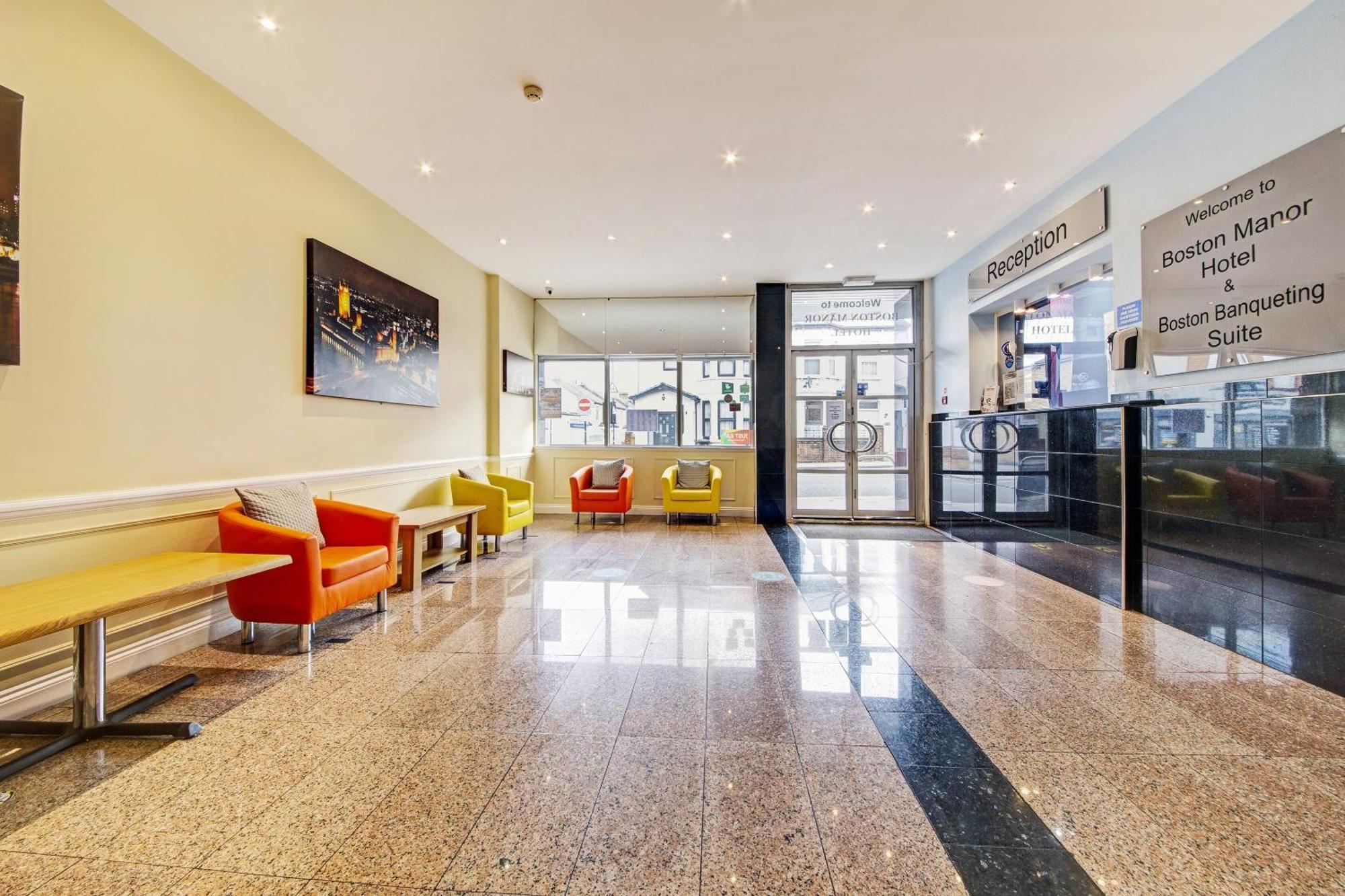 Oyo Bostons Manor Hotel, Hanwell London Гринфорд Экстерьер фото
