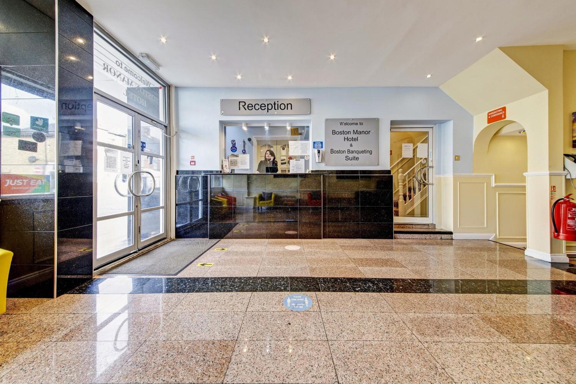 Oyo Bostons Manor Hotel, Hanwell London Гринфорд Экстерьер фото