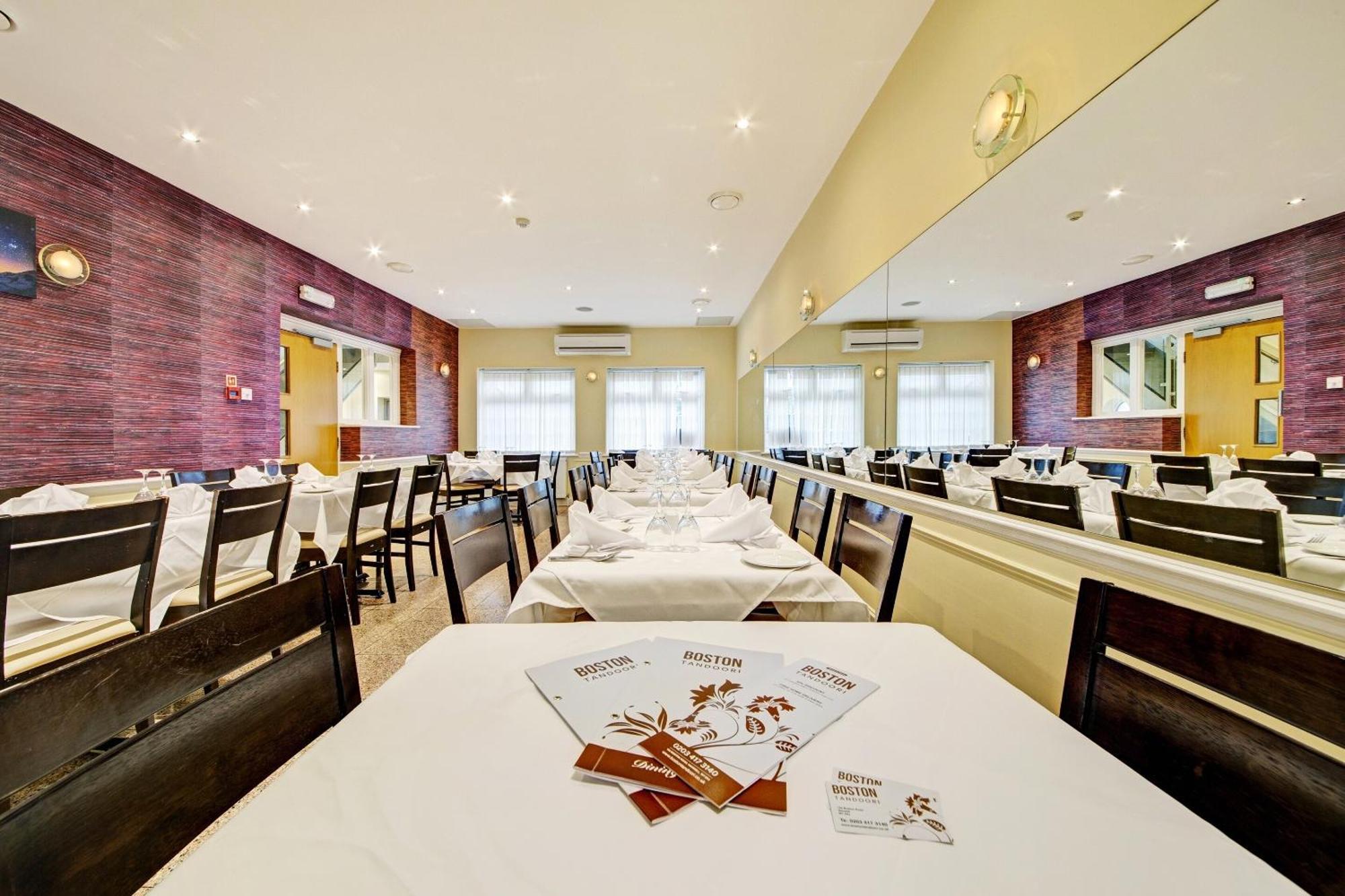Oyo Bostons Manor Hotel, Hanwell London Гринфорд Экстерьер фото