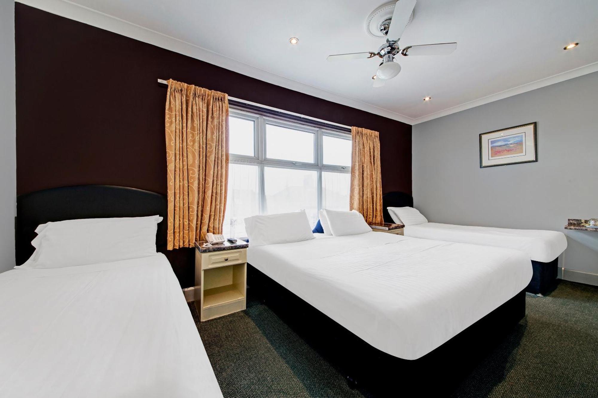 Oyo Bostons Manor Hotel, Hanwell London Гринфорд Экстерьер фото