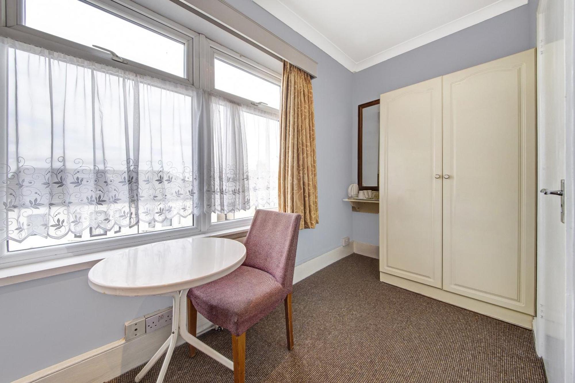 Oyo Bostons Manor Hotel, Hanwell London Гринфорд Экстерьер фото