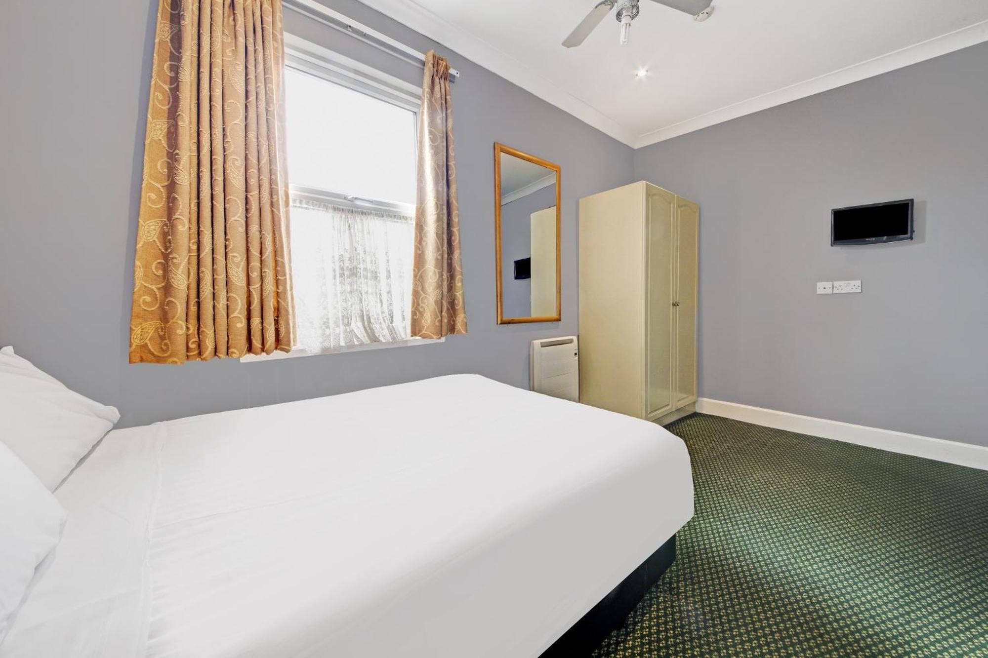Oyo Bostons Manor Hotel, Hanwell London Гринфорд Экстерьер фото